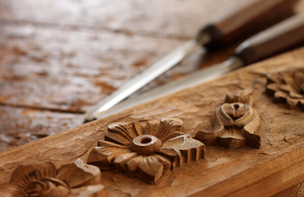 Плотник деревянный зубило инструмент с резьбой на старой выветренной деревянной верстаке
