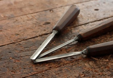 eski yıpranmış ahşap tezgah üstünde ahşap keski alet marangoz