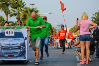 Pattaya, Tayland 25 Ocak 2015: Pattaya Yatak Yarışı Festivali