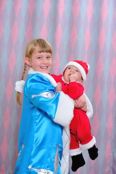 Menina Menino Santa Chapéu Decorações Natal — Fotografia de Stock