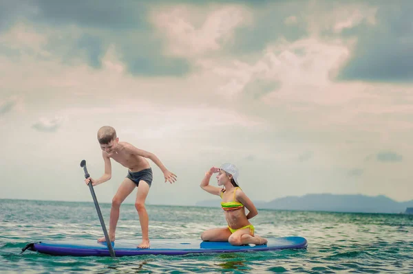 Zabawa Trochę Jogi Stojąco Paddle Board — Zdjęcie stockowe