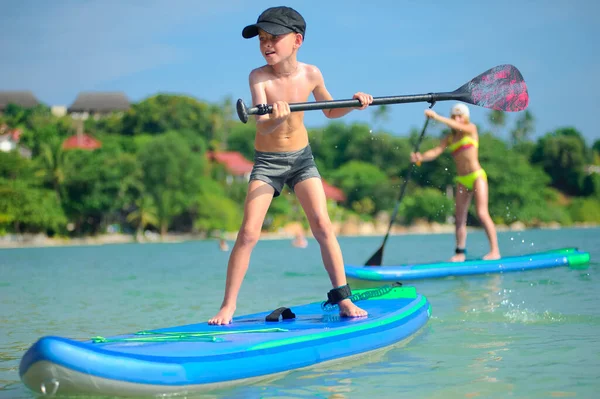 Due Bambini Maschio Femmina Divertono Una Tavola Sup — Foto Stock