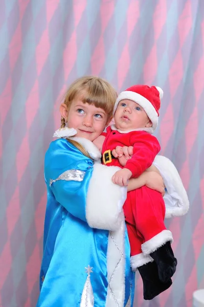 Kleines Mädchen Und Junge Mit Weihnachtsmütze Und Weihnachtsdekoration — Stockfoto