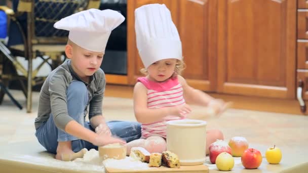 Linda Niña Niño Haciendo Pastel Manzana Cocina — Vídeo de stock