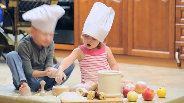 Симпатична Маленька Дівчинка Хлопчик Робить Яблучний Пиріг Кухні — стокове відео