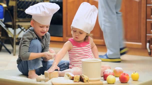 Симпатична Маленька Дівчинка Хлопчик Робить Яблучний Пиріг Кухні — стокове відео