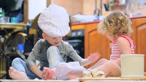 Χαριτωμένο Κοριτσάκι Και Αγόρι Κάνει Μηλόπιτα Στην Κουζίνα — Αρχείο Βίντεο