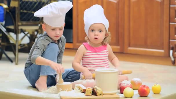 Süß Klein Mädchen Und Junge Herstellung Apple Pie Die Küche — Stockvideo