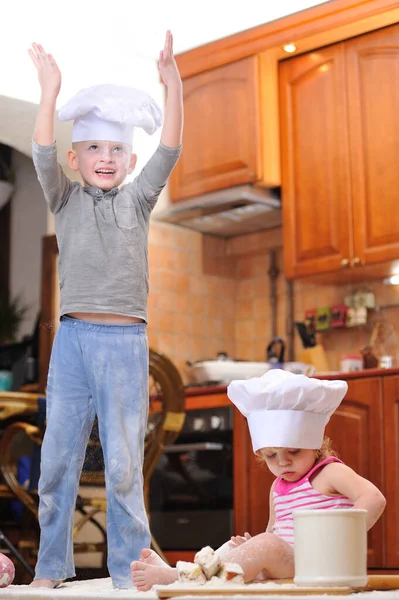 Zwei Geschwister Junge Und Mädchen Kochmützen Neben Dem Kamin Sitzen — Stockfoto