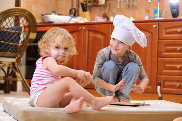 Zwei Geschwister Junge Und Mädchen Kochmützen Neben Dem Kamin Sitzen — Stockfoto