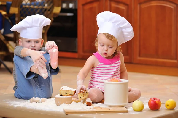 Dos Hermanos Niño Niña Sombreros Chef Cerca Chimenea Sentados Suelo — Foto de Stock