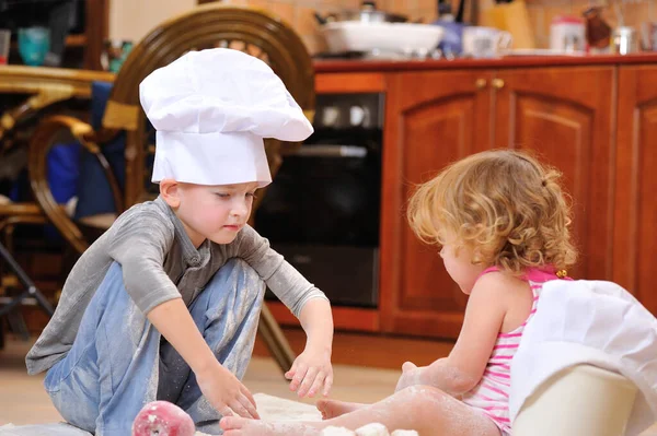 Zwei Geschwister Junge Und Mädchen Kochmützen Neben Dem Kamin Sitzen — Stockfoto