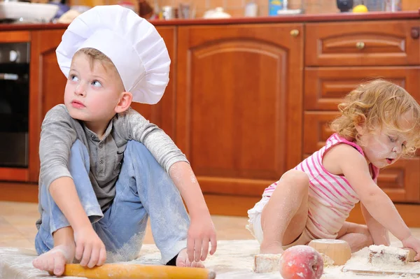 Dos Hermanos Niño Niña Sombreros Chef Cerca Chimenea Sentados Suelo —  Fotos de Stock