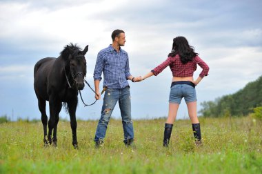 Çocuğunu bekliyor. Çayırda yürüyorum. Genç bir çift - o uzun saçlı esmer bir kadın, hamile; uzun boylu ve cesur, siyah atın dizginlerini tutan, çayırda bir yürüyüş.