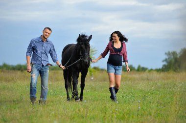 Çocuğunu bekliyor. Çayırda yürüyorum. Genç bir çift - o uzun saçlı esmer bir kadın, hamile; uzun boylu ve cesur, siyah atın dizginlerini tutan, çayırda bir yürüyüş.