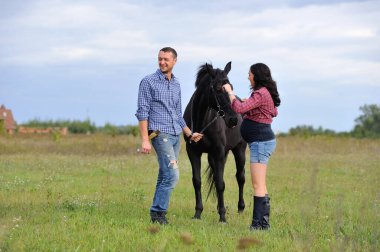 Çocuğunu bekliyor. Çayırda yürüyorum. Genç bir çift - o uzun saçlı esmer bir kadın, hamile; uzun boylu ve cesur, siyah atın dizginlerini tutan, çayırda bir yürüyüş.