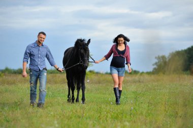 Çocuğunu bekliyor. Çayırda yürüyorum. Genç bir çift - o uzun saçlı esmer bir kadın, hamile; uzun boylu ve cesur, siyah atın dizginlerini tutan, çayırda bir yürüyüş.