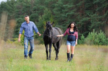 Çocuğunu bekliyor. Çayırda yürüyorum. Genç bir çift - o uzun saçlı esmer bir kadın, hamile; uzun boylu ve cesur, siyah atın dizginlerini tutan, çayırda bir yürüyüş.