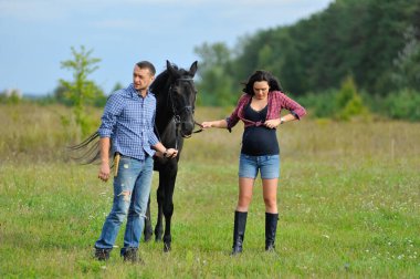 Çocuğunu bekliyor. Çayırda yürüyorum. Genç bir çift - o uzun saçlı esmer bir kadın, hamile; uzun boylu ve cesur, siyah atın dizginlerini tutan, çayırda bir yürüyüş.