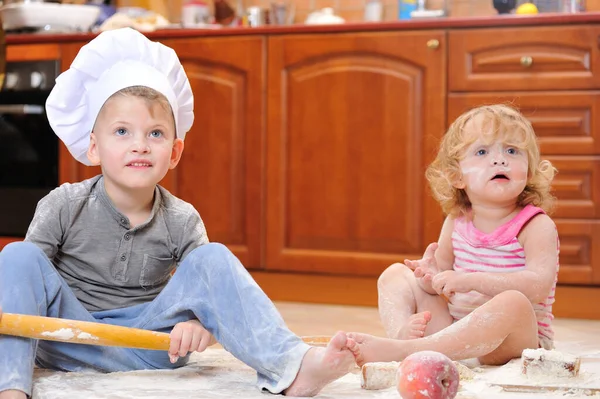 Zwei Geschwister Junge Und Mädchen Kochmützen Neben Dem Kamin Sitzen — Stockfoto