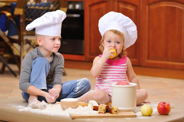 Zwei Geschwister Junge Und Mädchen Kochmützen Neben Dem Kamin Sitzen — Stockfoto