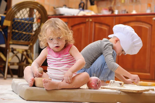 Zwei Geschwister Junge Und Mädchen Kochmützen Neben Dem Kamin Sitzen — Stockfoto