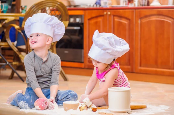 Dos Hermanos Niño Niña Sombreros Chef Cerca Chimenea Sentados Suelo —  Fotos de Stock