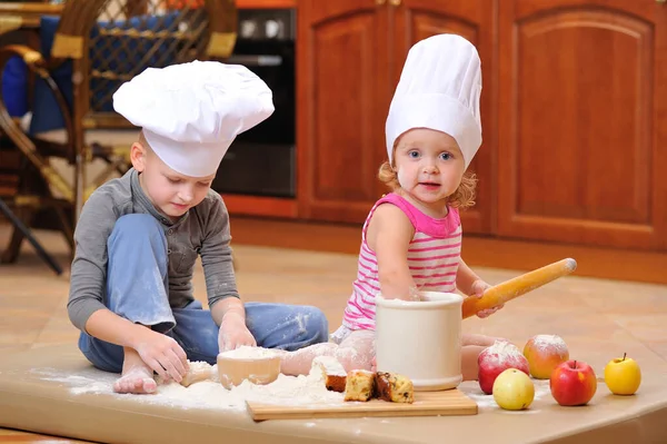 Dos Hermanos Niño Niña Sombreros Chef Cerca Chimenea Sentados Suelo — Foto de Stock