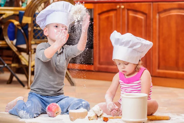 Dos Hermanos Niño Niña Sombreros Chef Cerca Chimenea Sentados Suelo — Foto de Stock