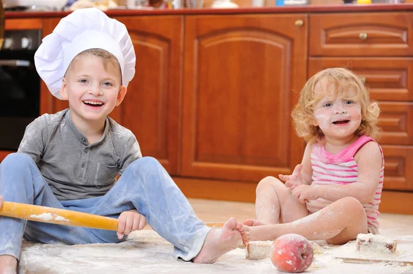 Dos Hermanos Niño Niña Sombreros Chef Cerca Chimenea Sentados Suelo —  Fotos de Stock