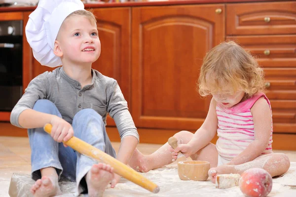 Dos Hermanos Niño Niña Sombreros Chef Cerca Chimenea Sentados Suelo — Foto de Stock