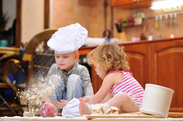 Dos Hermanos Niño Niña Sombreros Chef Cerca Chimenea Sentados Suelo — Foto de Stock