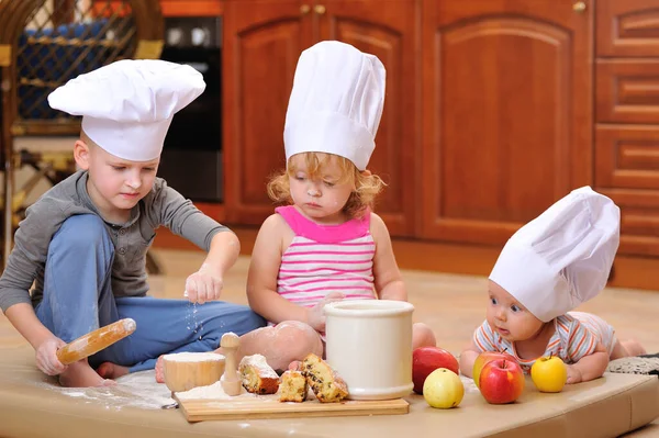 Geschwister Jungen Und Mädchen Kochmützen Kamin Sitzen Auf Dem Mit — Stockfoto