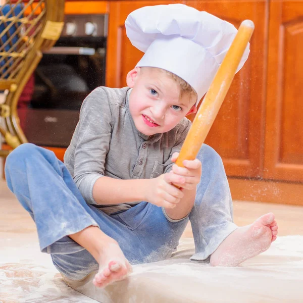 Niño Sentado Suelo Cocina Manchado Harina Jugando Con Comida Haciendo — Foto de Stock