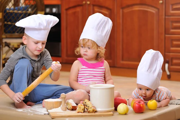 Hermanos Niños Niñas Sombreros Chef Cerca Chimenea Sentados Suelo Cocina — Foto de Stock