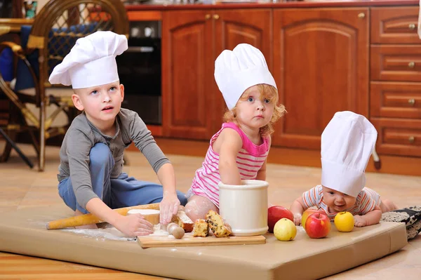 Hermanos Niños Niñas Sombreros Chef Cerca Chimenea Sentados Suelo Cocina — Foto de Stock