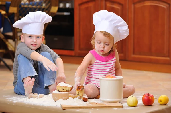 Kardeş Erkek Kız Şöminenin Yanında Aşçı Şapkası Takmış Mutfakta Ile — Stok fotoğraf