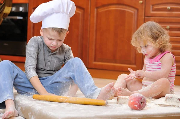 Zwei Geschwister Junge Und Mädchen Kochmützen Neben Dem Kamin Sitzen — Stockfoto