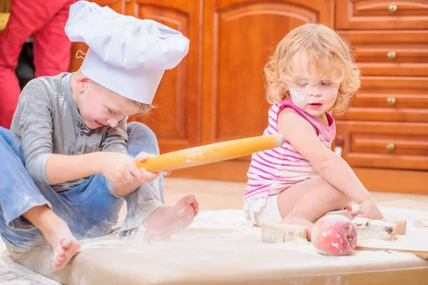 Zwei Geschwister Junge Und Mädchen Kochmützen Neben Dem Kamin Sitzen — Stockfoto