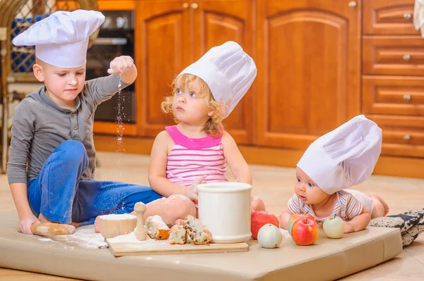 Hermanos Niños Niñas Sombreros Chef Cerca Chimenea Sentados Suelo Cocina — Foto de Stock