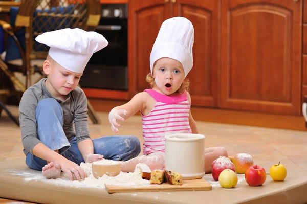 Kardeş Erkek Kız Şöminenin Yanında Aşçı Şapkası Takmış Mutfakta Ile — Stok fotoğraf