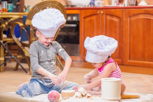 Dos Hermanos Niño Niña Sombreros Chef Cerca Chimenea Sentados Suelo — Foto de Stock