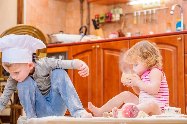 Dos Hermanos Niño Niña Sombreros Chef Cerca Chimenea Sentados Suelo — Foto de Stock