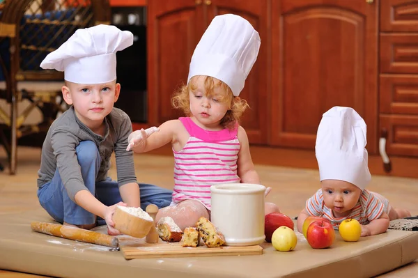 Hermanos Niños Niñas Sombreros Chef Cerca Chimenea Sentados Suelo Cocina — Foto de Stock