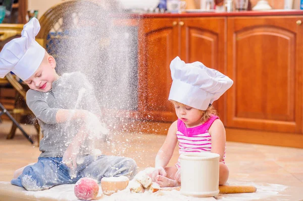 Dos Hermanos Niño Niña Sombreros Chef Cerca Chimenea Sentados Suelo — Foto de Stock