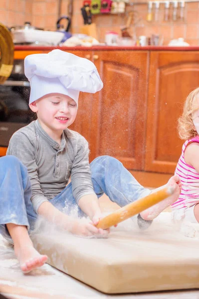 Dva Sourozenci Chlapec Dívka Kuchařských Čepicích Krbu Sedící Podlaze Kuchyni — Stock fotografie