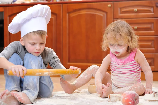 Zwei Geschwister Junge Und Mädchen Kochmützen Neben Dem Kamin Sitzen — Stockfoto