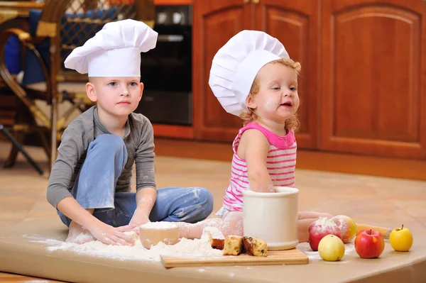 Dos Hermanos Niño Niña Sombreros Chef Cerca Chimenea Sentados Suelo — Foto de Stock