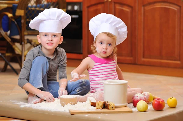 Dos Hermanos Niño Niña Sombreros Chef Cerca Chimenea Sentados Suelo — Foto de Stock