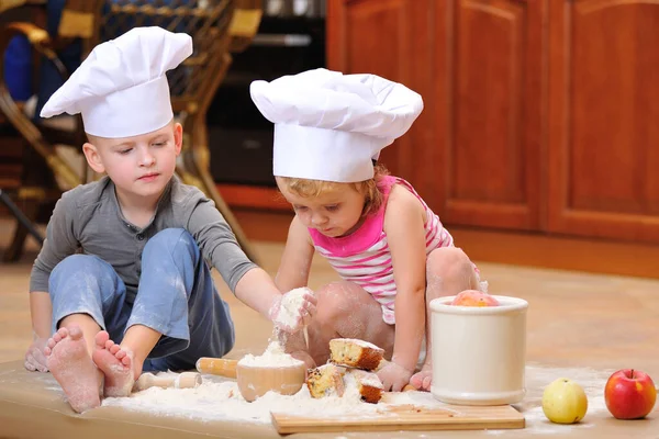 Zwei Geschwister Junge Und Mädchen Kochmützen Neben Dem Kamin Sitzen — Stockfoto